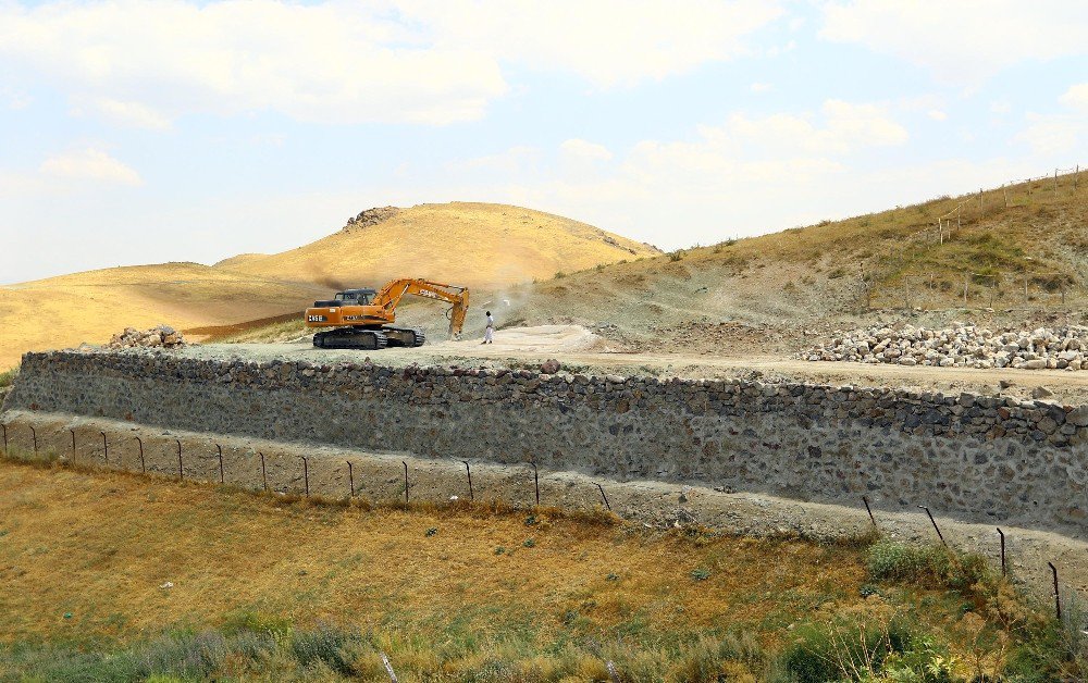 Van Büyükşehir Belediyesinden Yol Yapım Çalışması