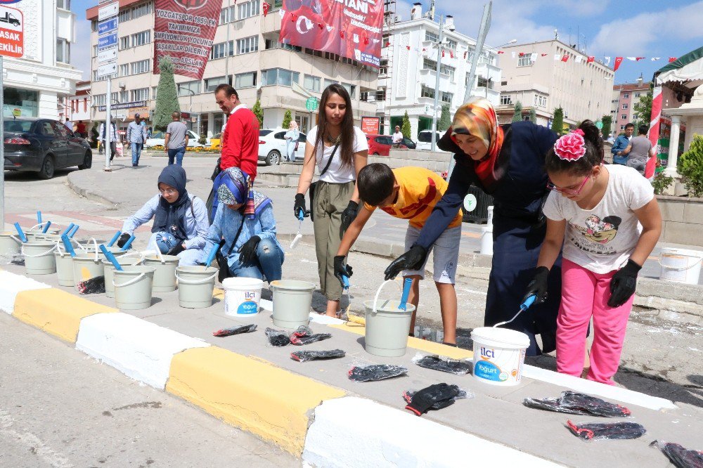 Yozgat’ta Kaldırım Boyama Etkinliği Yapıldı