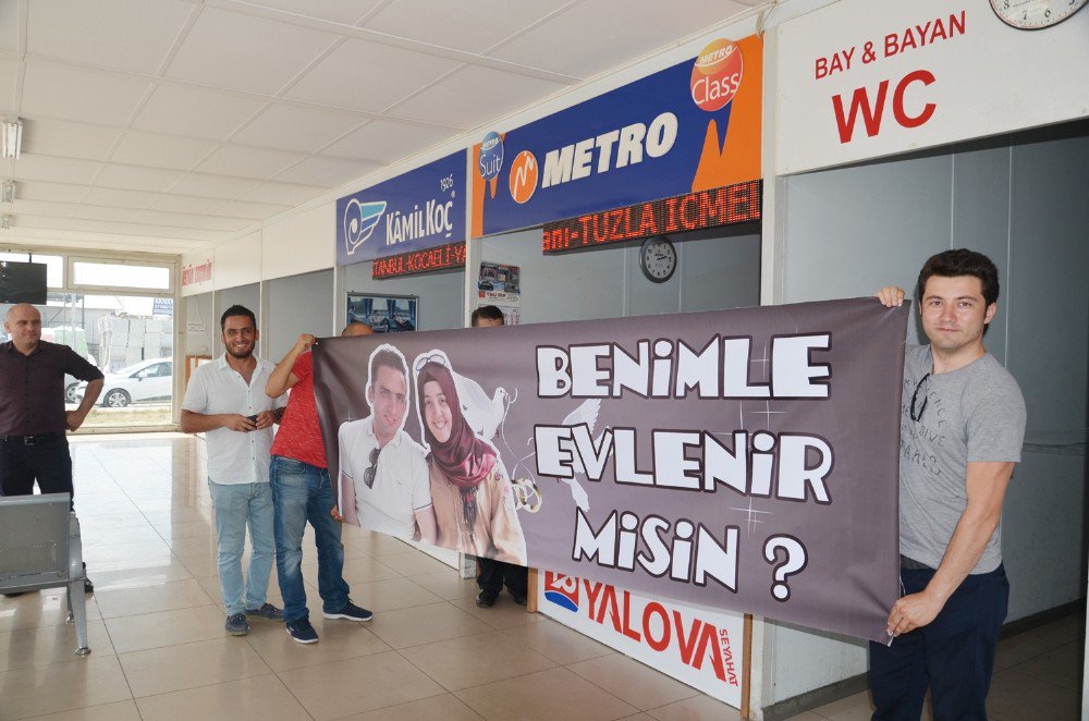 Biletinde Sorun Olunca Otobüsten İndi Evlilik Teklifi Aldı