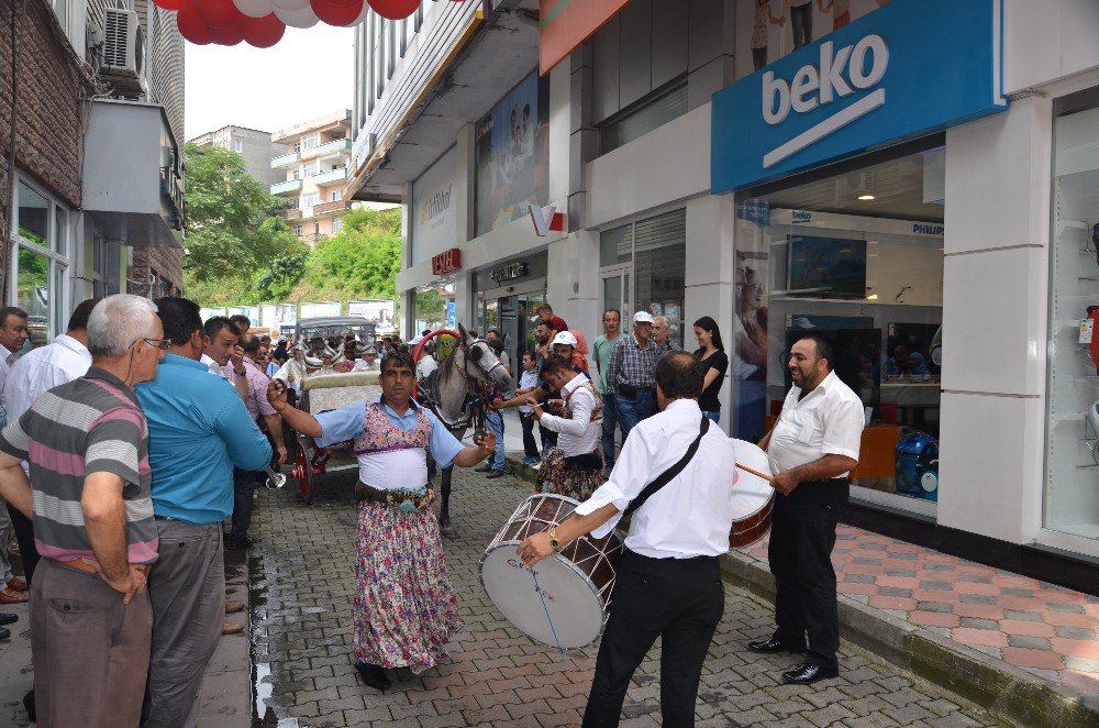 Başkandan Sünnet Olan Çocuklara Bisiklet Hediyesi