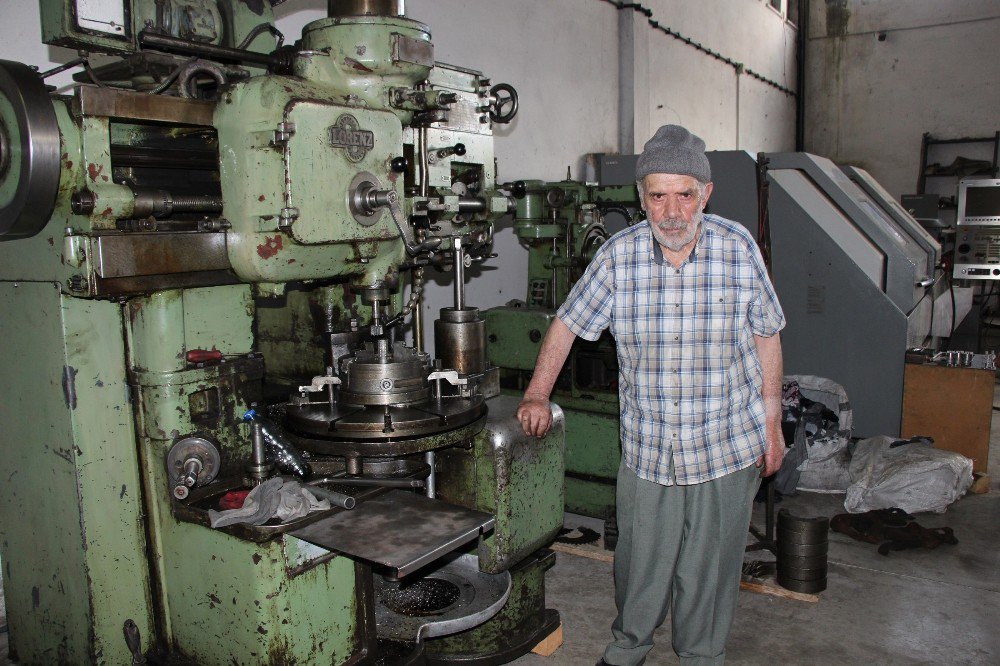 87 yaşında, hala torna tezgahı başında