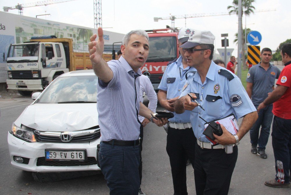 Adana’da kavşakta üç araç birbirine girdi: 2 yaralı