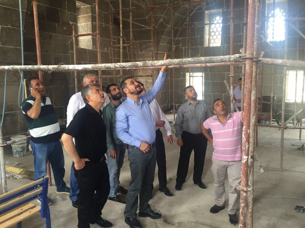 Milletvekili Açıkgöz tarihi caminin restorasyon yapımını inceledi