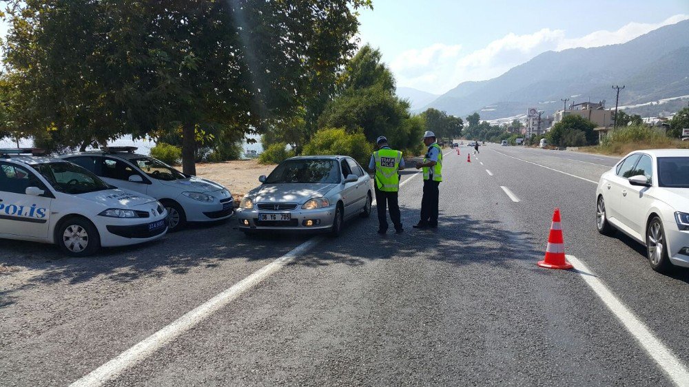 Anamur’da sürücülere emniyet kemeri ve kask kullanımının önemi anlatıldı