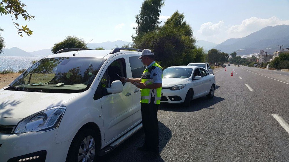 Anamur’da sürücülere emniyet kemeri ve kask kullanımının önemi anlatıldı