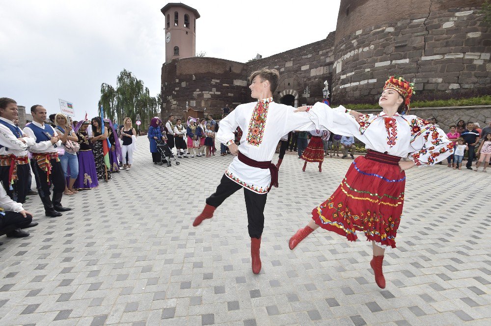 Ankara Festivali’ne katılan halk oyunları ekiplerinden Ankara Kalesi’nde gösteri