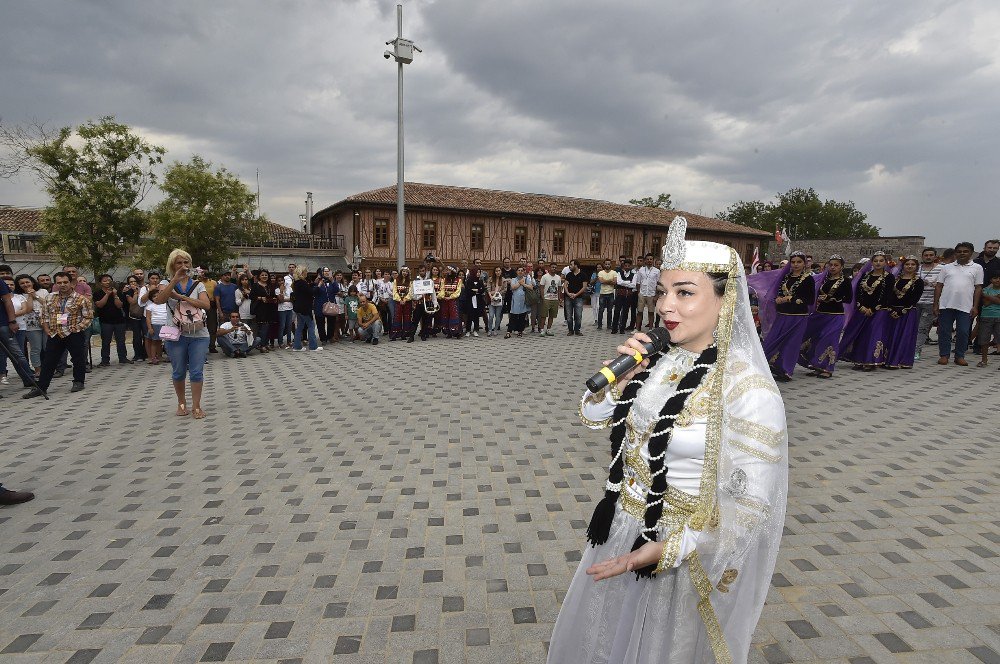 Ankara Festivali’ne katılan halk oyunları ekiplerinden Ankara Kalesi’nde gösteri