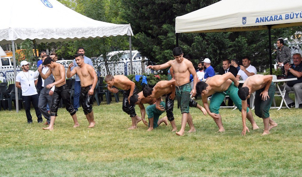 Büyükşehir Belediyesi ve Aski Güreş Takımı sporcuları, festival alanında “Kırkpınar” heyecanı yaşattı