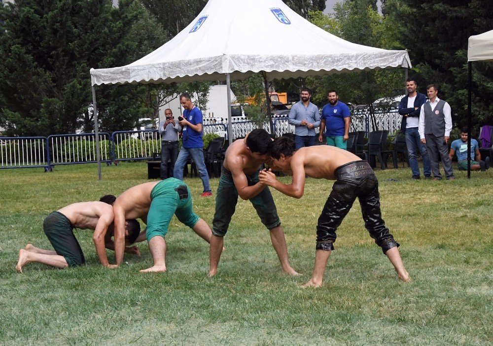 Büyükşehir Belediyesi ve Aski Güreş Takımı sporcuları, festival alanında “Kırkpınar” heyecanı yaşattı