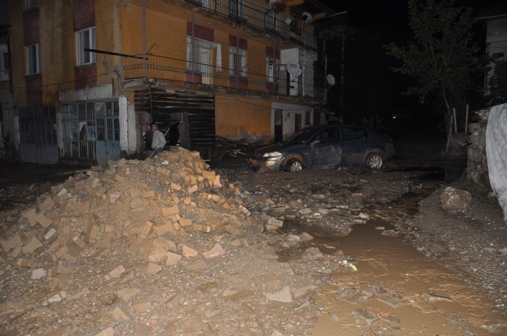 Akşam saatlerinde etkili olan yağış su baskınlarına neden oldu