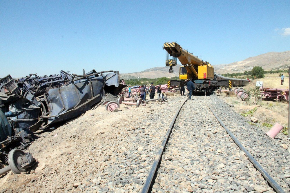 Elazığ’da 2 makinistin öldüğü trenin enkazı kaldırılıyor