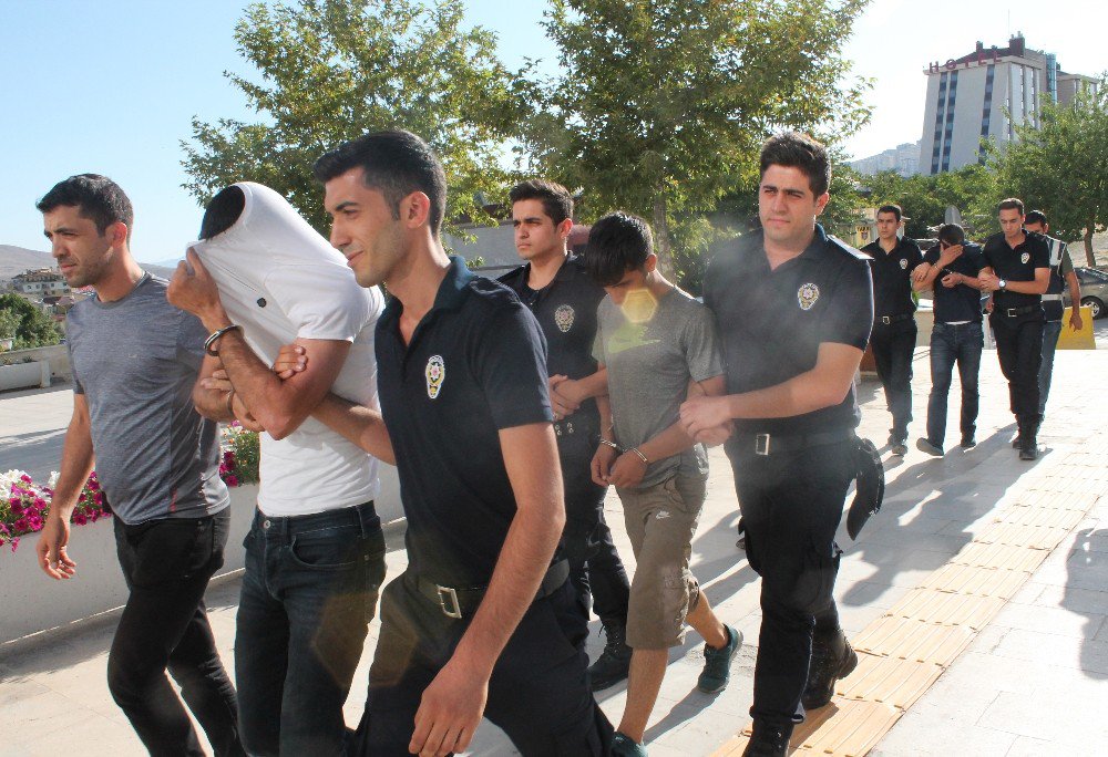 İki evi soyan hırsızlar, uygulama noktasında yakalandı