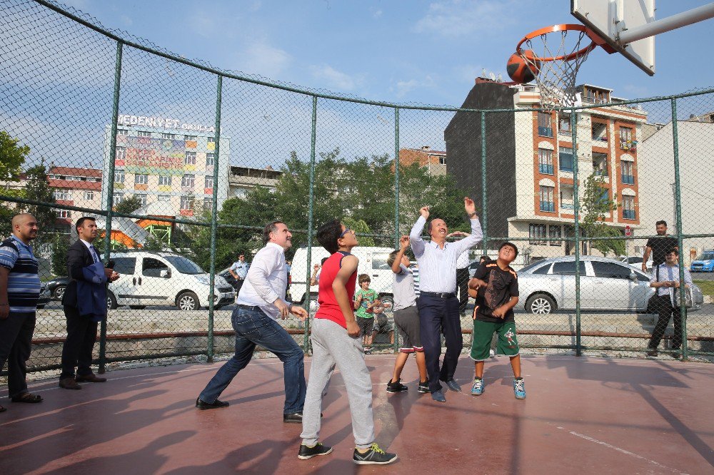 Gençlik ve Spor Bakanı Bak, çocuklarla basketbol maçı yaptı