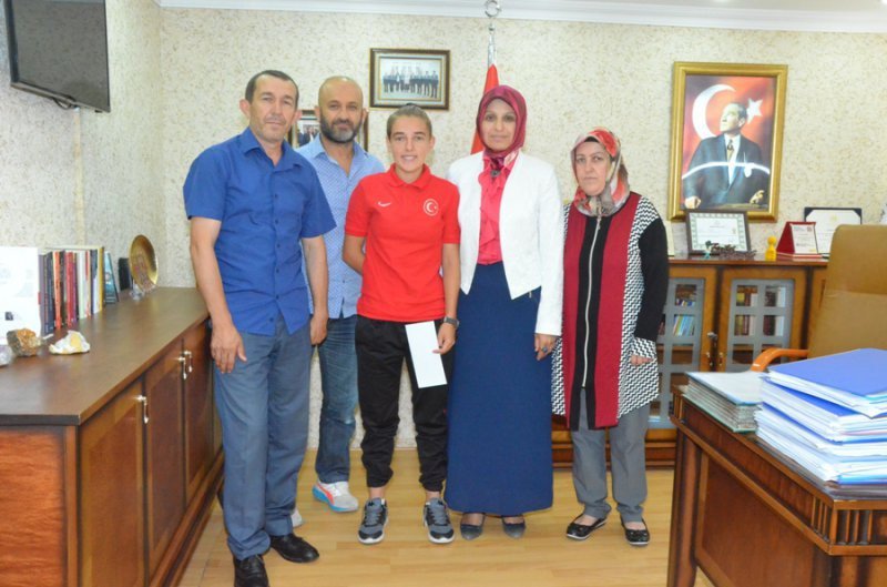 İl Milli Eğitim Müdürü Durmuş, başarılı sporcuyu makamında kabul etti