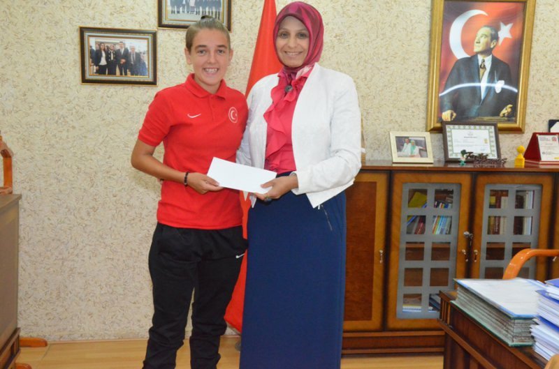 İl Milli Eğitim Müdürü Durmuş, başarılı sporcuyu makamında kabul etti