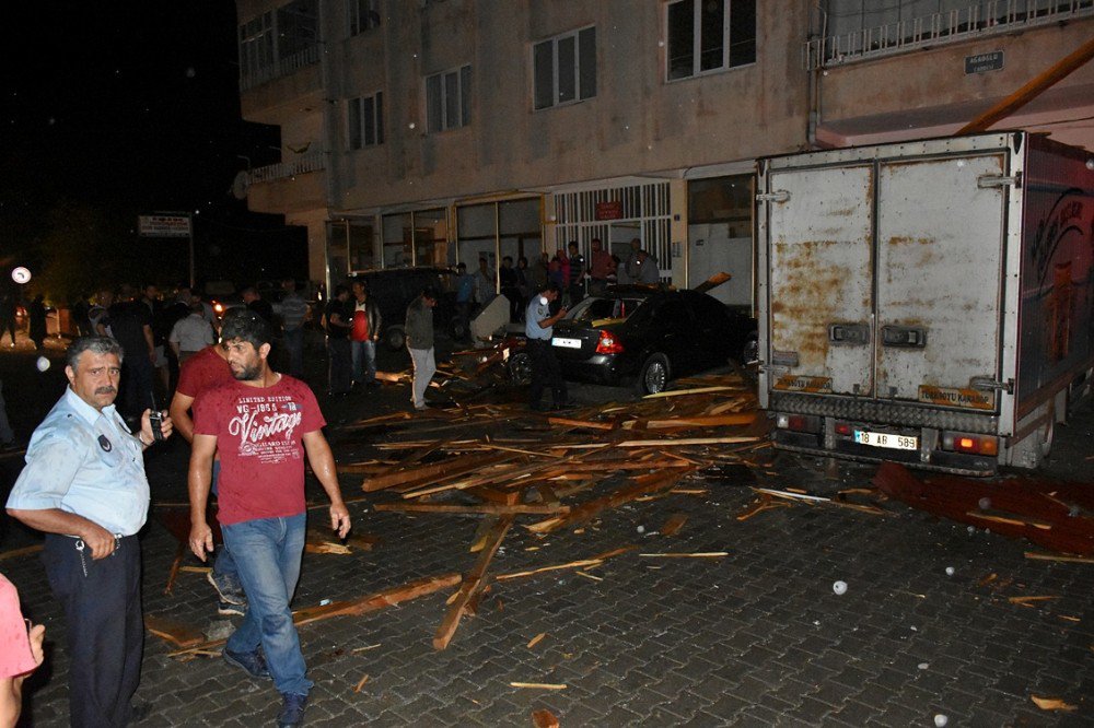 Tosya’da şiddetli yağmur ve rüzgar evlerin çatısını uçurdu