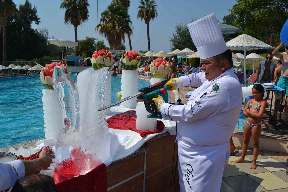 Kuşadası’nda buzdan heykeller serinletti