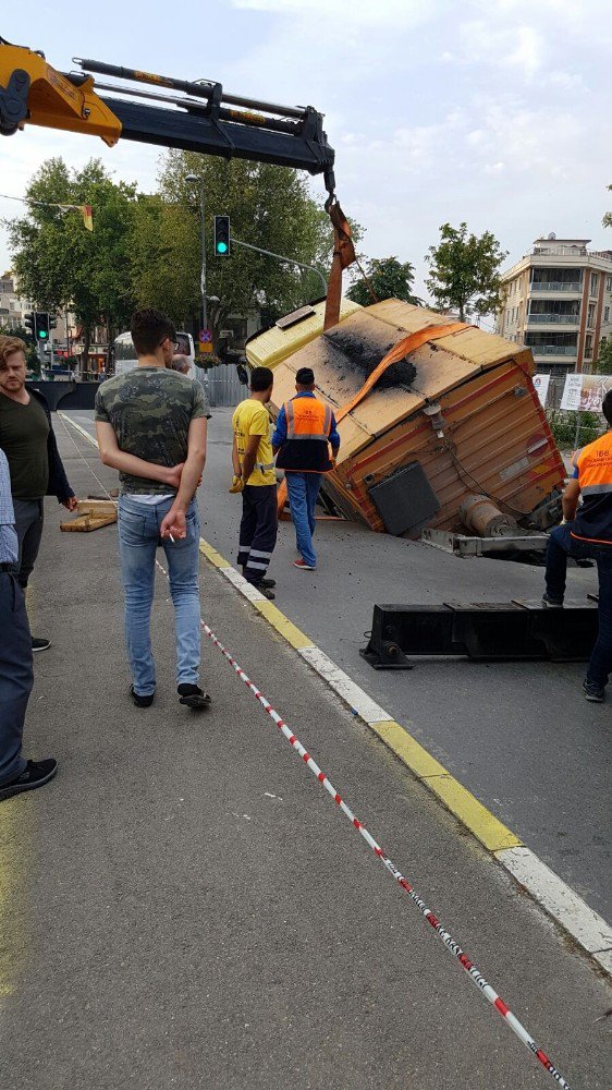 Maltepe’de yol çalışması sırasında çökme meydana geldi