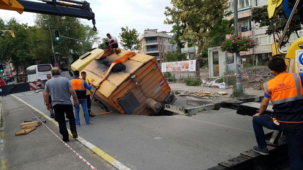 Maltepe’de yol çalışması sırasında çökme meydana geldi