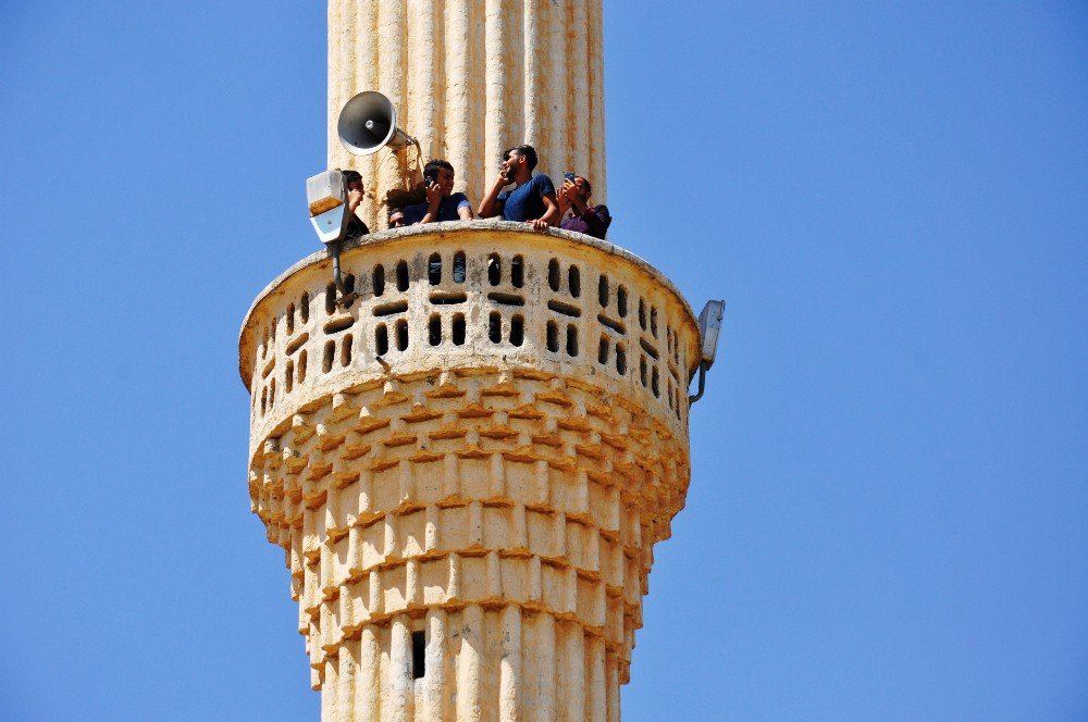 Minareden ezan sesi yerine, telefon konuşmaları yankılanıyor