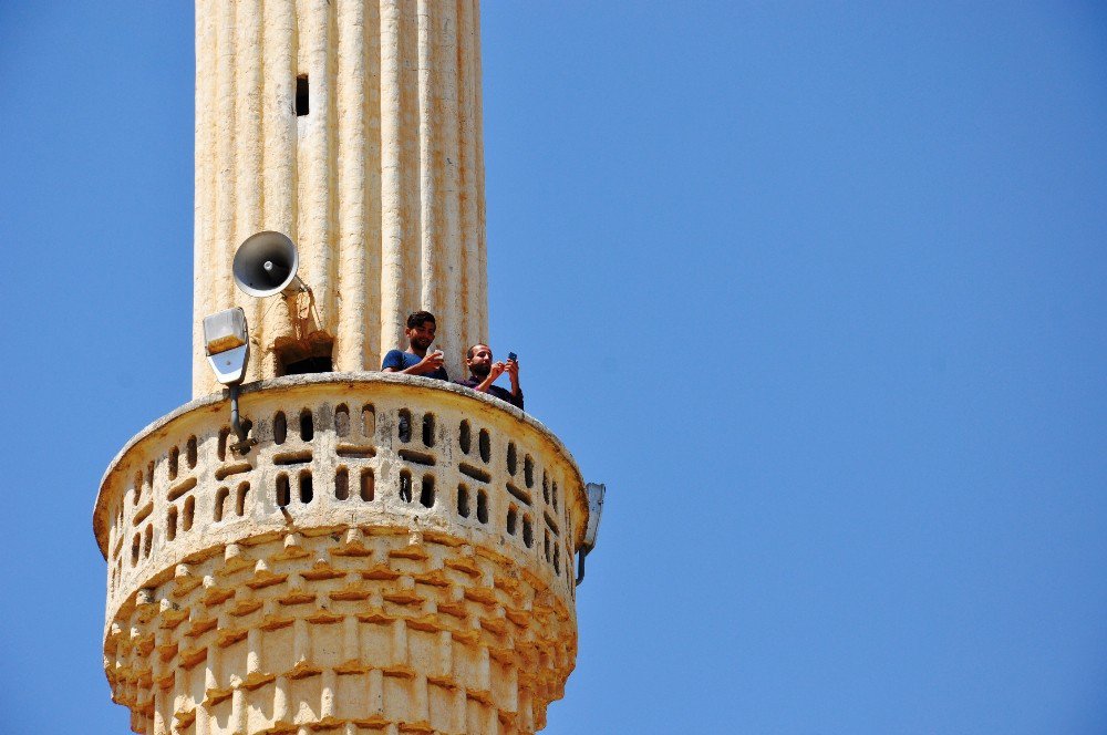 Minareden ezan sesi yerine, telefon konuşmaları yankılanıyor