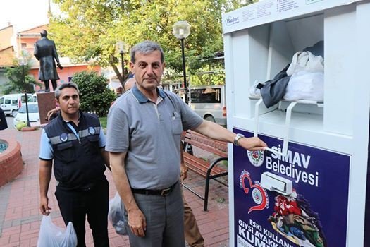 Simav Belediyesi ’Giysi Kumbarası’ hizmete girdi