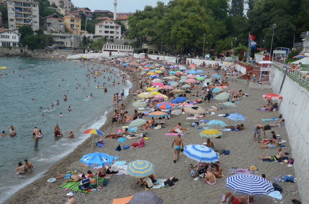 Sıcaktan bunalan vatandaşlar plajlara akın etti