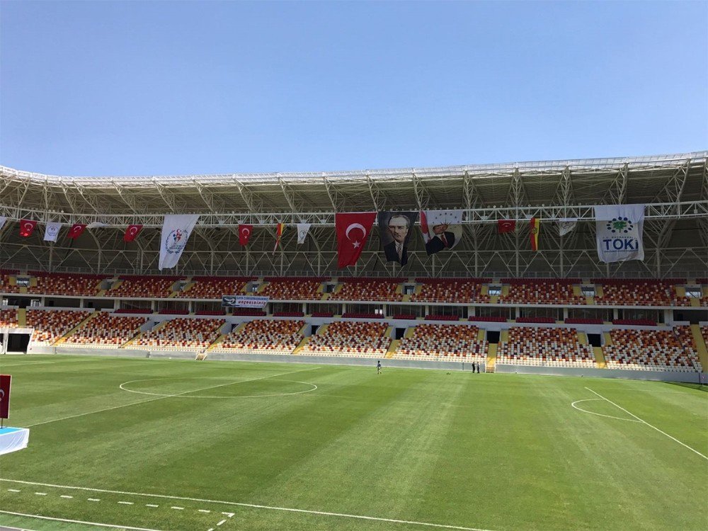 Bölgenin en büyük futbol stadyumu Malatya’da hizmete sunuldu