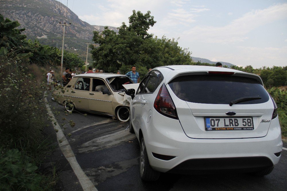 Otomobiller kafa kafaya çarpıştı: 12 yaralı