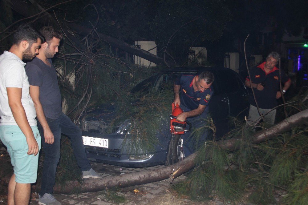 İtfaiye ekipleri sabaha kadar enkaz temizledi