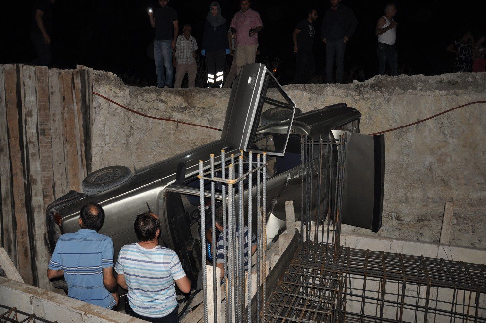 Alkollü sürücü inşaat temeline uçtu