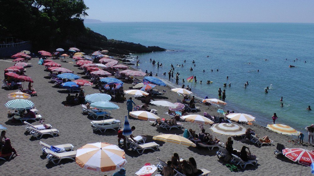 Sıcaktan bunalan vatandaşlar plajlara akın etti