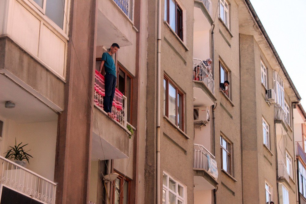 Evde yalnız kalan engelli çocuk yürekleri ağza getirdi