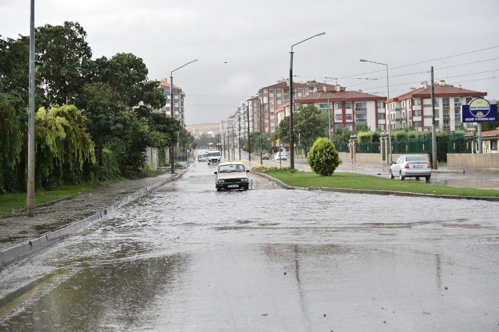 Eskişehir sabah saatlerin yağmura teslim oldu