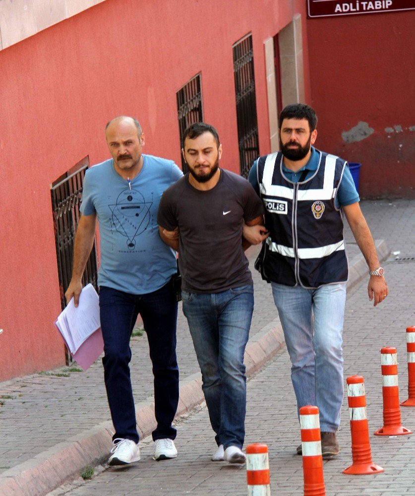 Polis otosuna çarpıp, polise ateş ederek kaçan zanlılardan biri, sağlık kontrolüne çıplak ayakla geldi