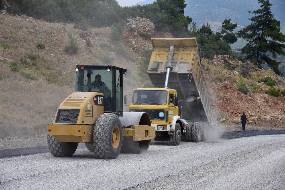 Manisa’da bozuk yollar onarılıyor