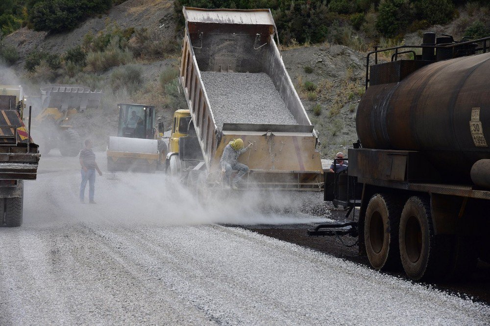 Manisa’da bozuk yollar onarılıyor