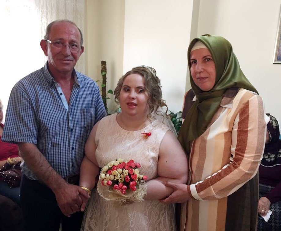 Down sendromlu kızının mutluluğu için damatsız düğün yaptı