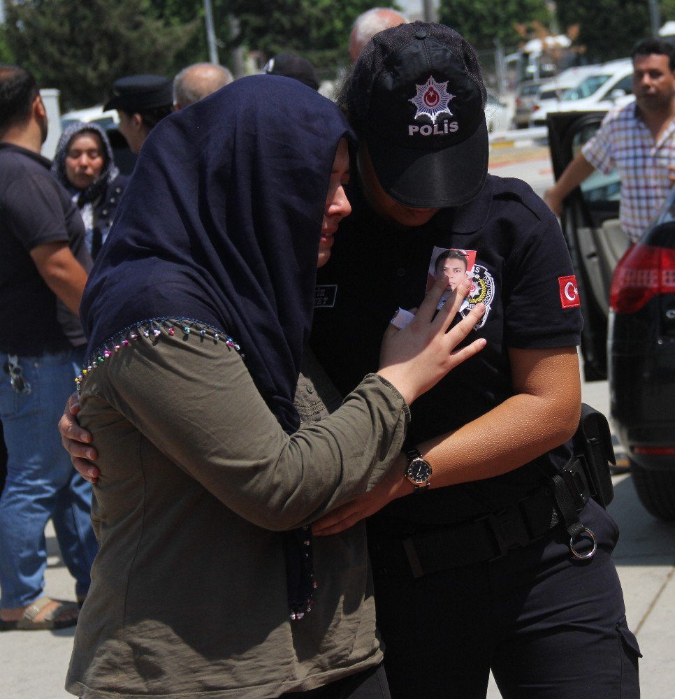 Şehidin kız kardeşi ağabeyinin fotoğrafını öpüp sevdi