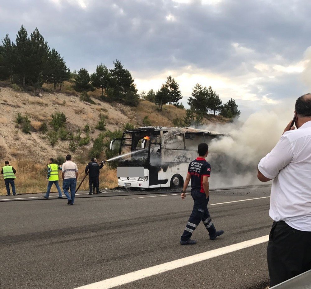 Seyir halindeki yolcu otobüsü alev alev yandı