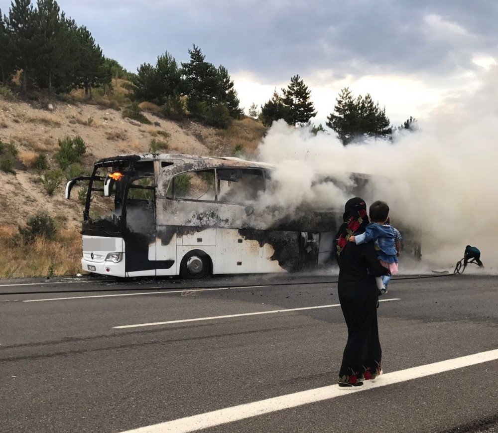 Seyir halindeki yolcu otobüsü alev alev yandı