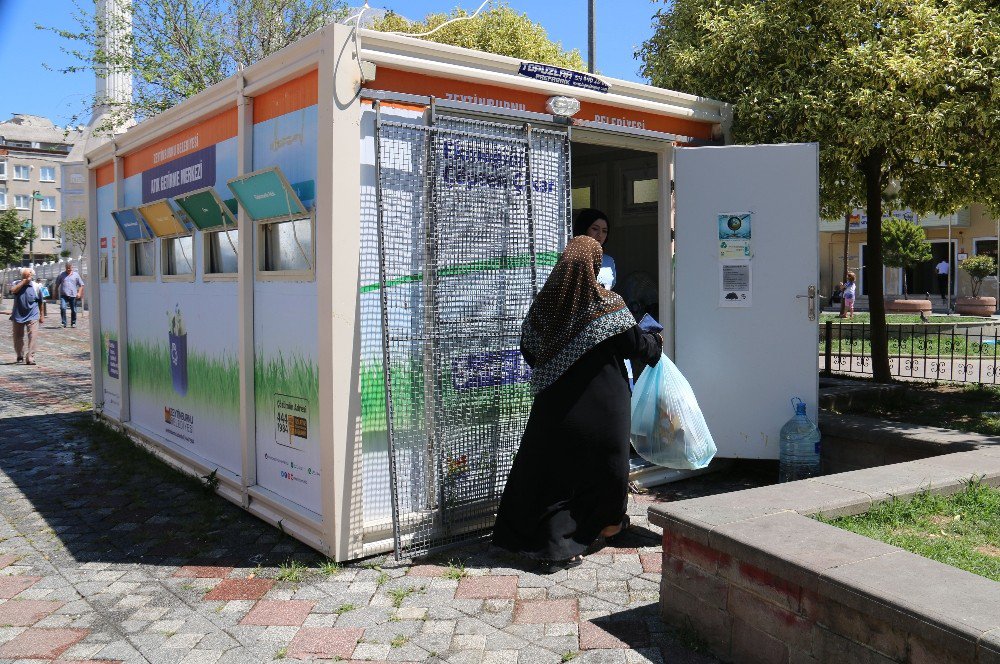 Zeytinburnu’nda vatandaşlar ekmeğini çöpten çıkarıyor