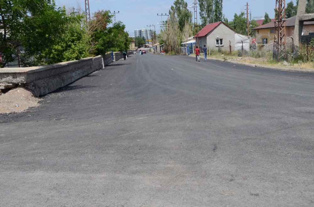 Ağrı Belediyesi asfalt çalışmaları devam ediyor