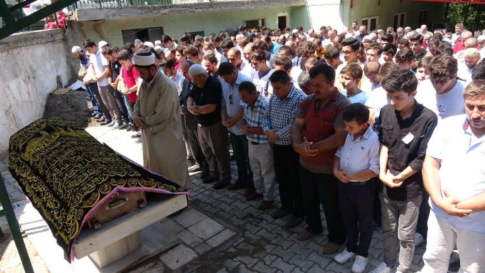 Kayalıklara düşerek hayatını kaybeden genç toprağa verildi