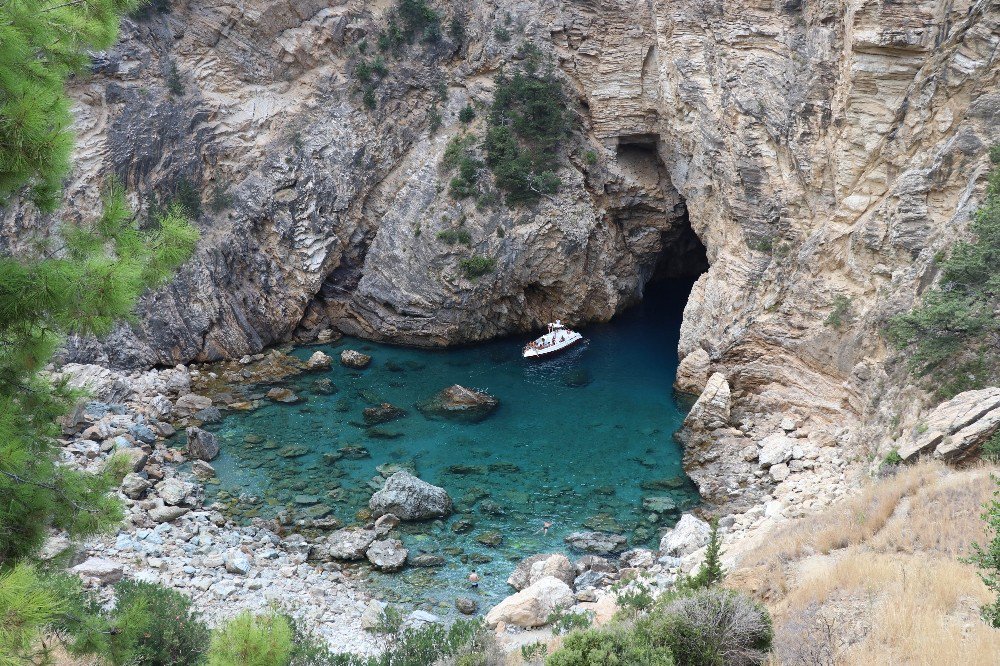 Turist kafilesi belediye işçileriyle çöp topladı