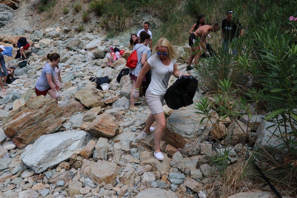 Turist kafilesi belediye işçileriyle çöp topladı