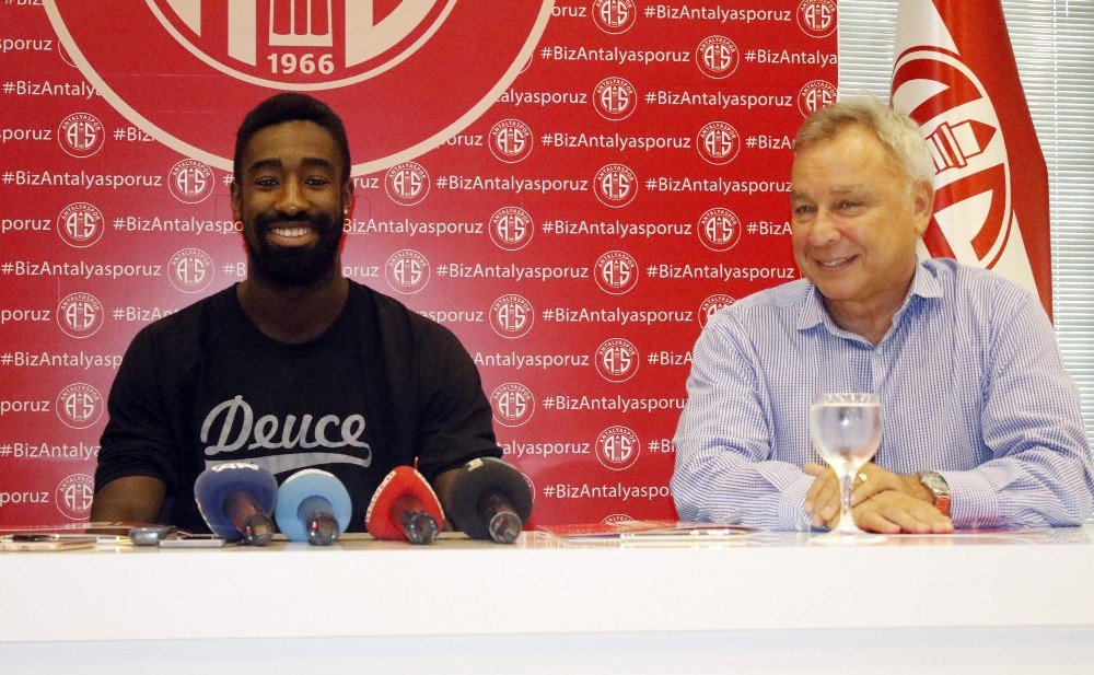 Johan Djourou, 3 yıllık sözleşmeyi imzaladı