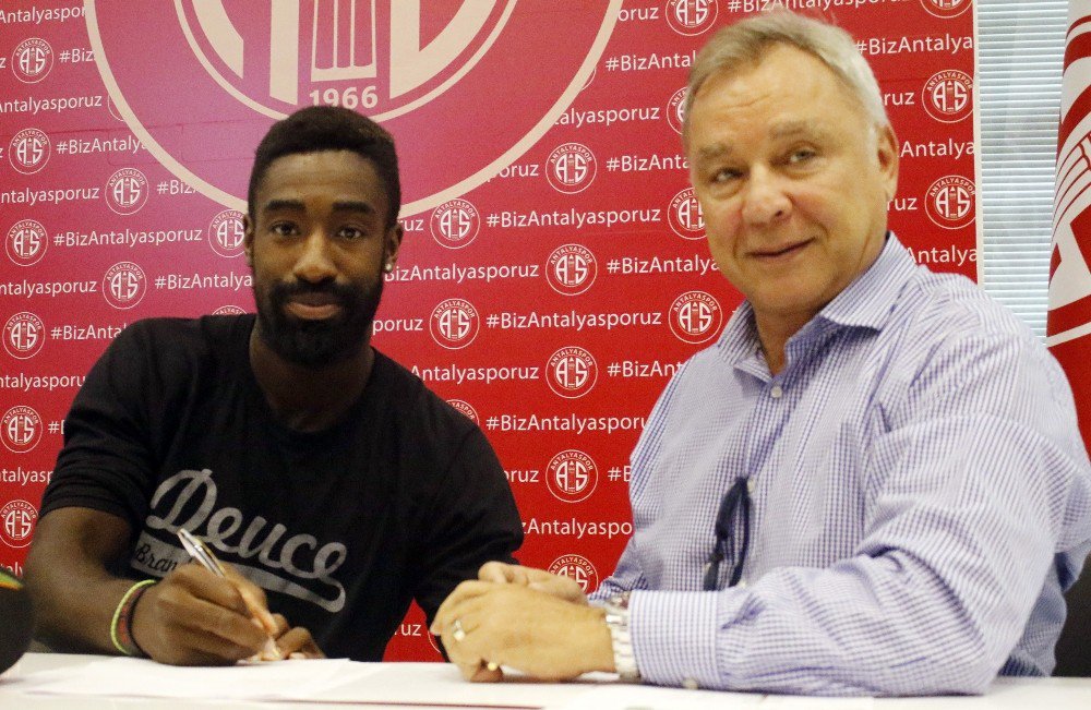 Johan Djourou, 3 yıllık sözleşmeyi imzaladı