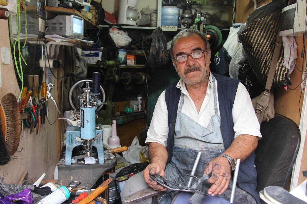 Yaz aylarında ayakkabı tamircileri zor günlerini geçiriyor