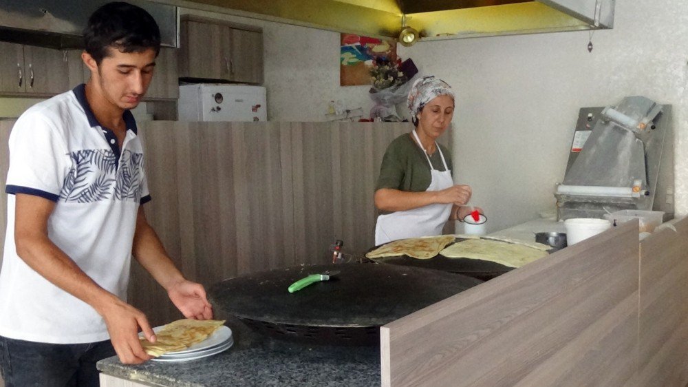 Oğlunu gözünün önünden ayırmamak için iş yeri açtı